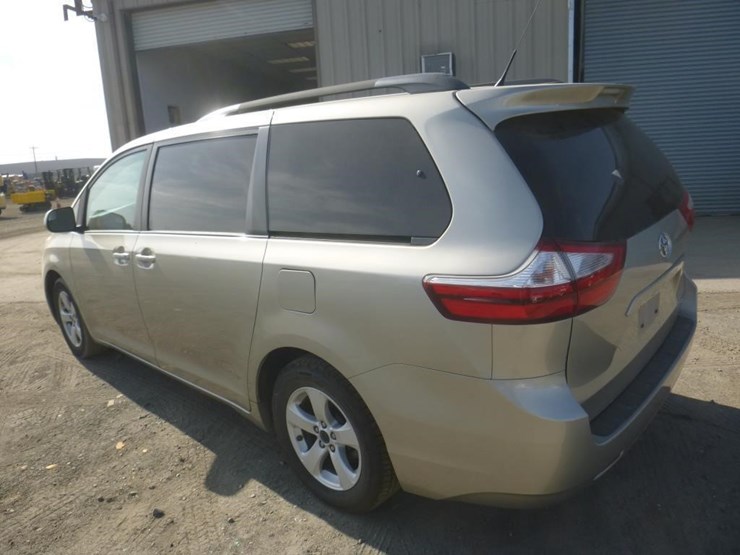 2017-toyota-sienna-image-5