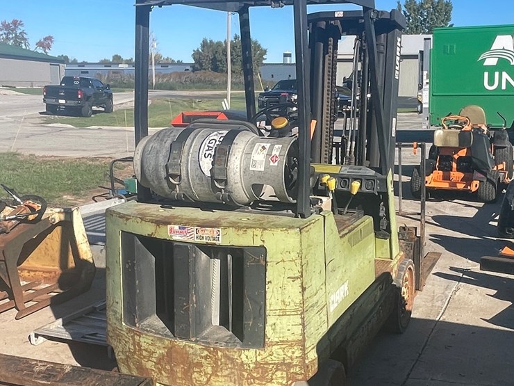 #1798-•-clark-lp-forklift-image-2