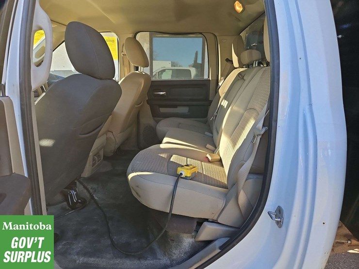 2011-dodge-3500-image-15
