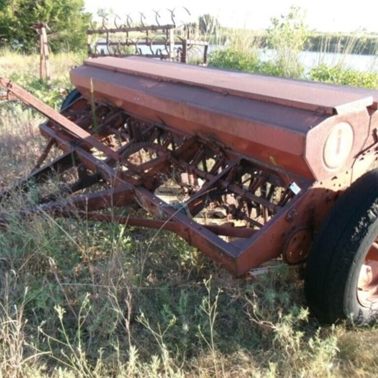 Drill, International Harvestor-16 Hole