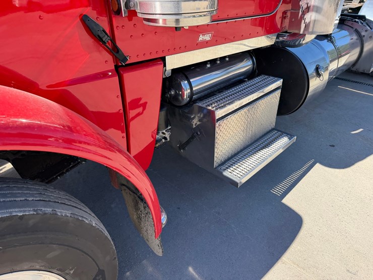 2020-peterbilt-389-image-11