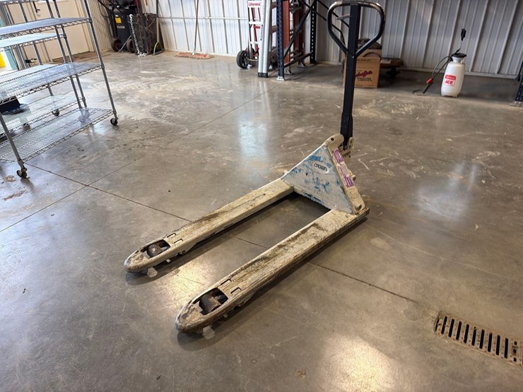 crown-pallet-jack-image-5