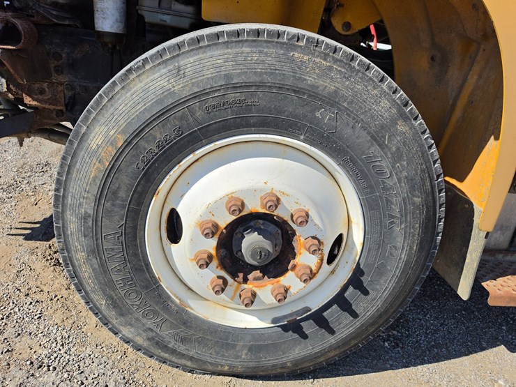 2011-freightliner-m2-106-image-108