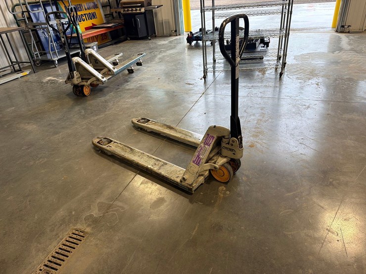 crown-pallet-jack-image-7