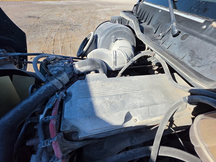 2016-freightliner-columbia-120-image-32