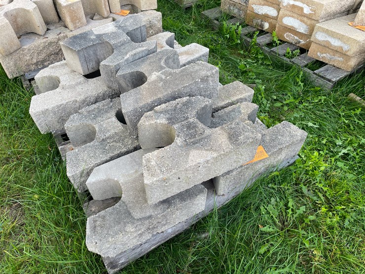 #3200-•-pallet-of-interlocking-concrete-retaining-wall-blocks-image-3