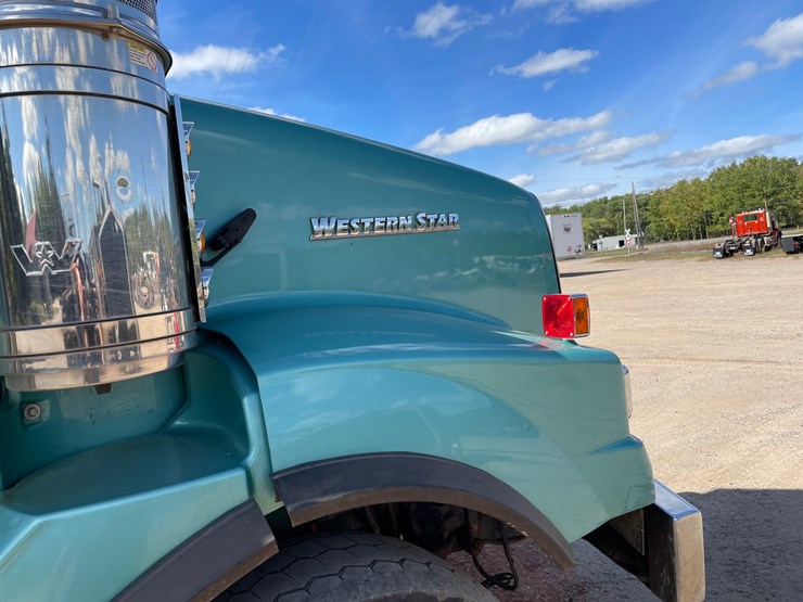 2015-western-star-4900sb-image-55