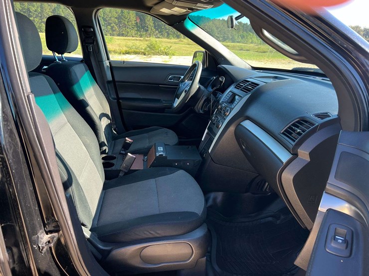 2015-ford-explorer-image-19