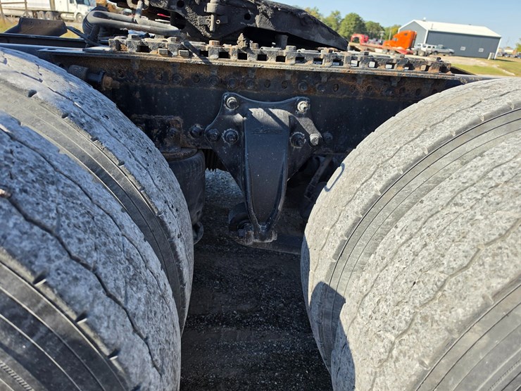 2016-freightliner-columbia-120-image-103