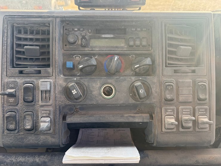 2002-freightliner-fc70-image-73
