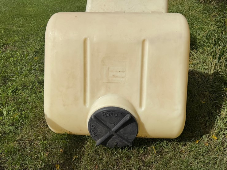 #4040-•-plastic-saddle-tanks-image-8