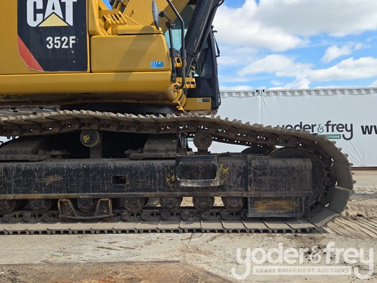 2018-caterpillar-352-image-16