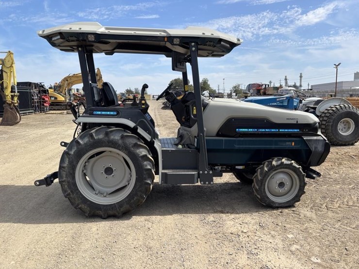 2023-monarch-mkv-tractor-image-8