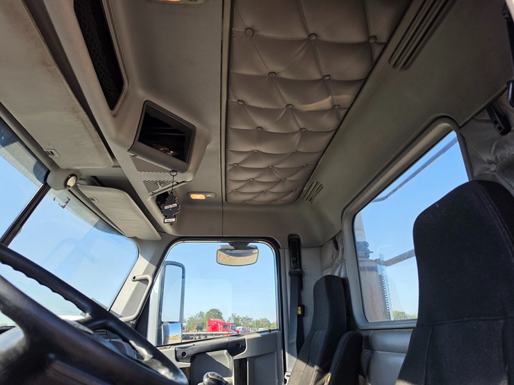 2016-freightliner-columbia-120-image-48