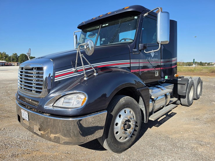 2016-freightliner-columbia-120-image-1