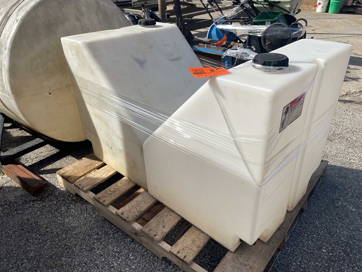 #1832-•-(2)-poly-tanks-image-4
