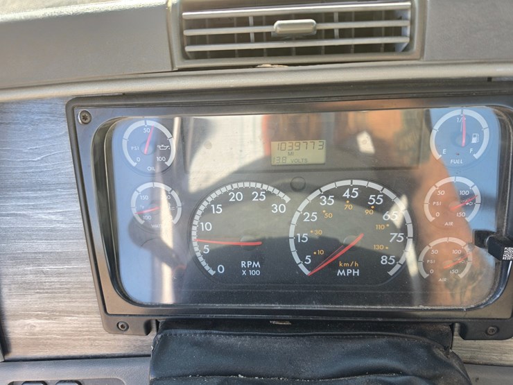 2016-freightliner-columbia-120-image-64