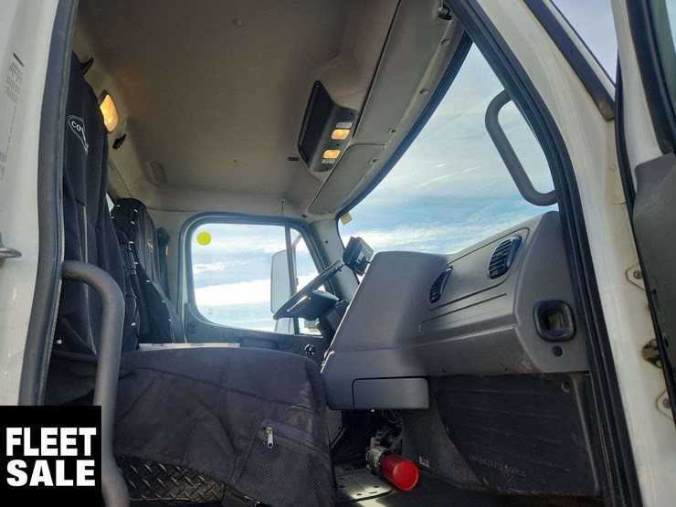 2018-freightliner-m2-106-image-14