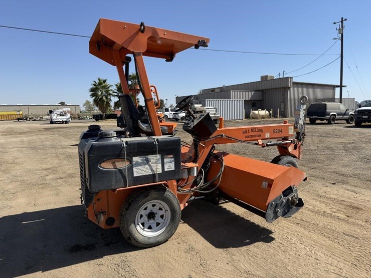 lay-mor-sm-300-3-wheel-broom-image-3