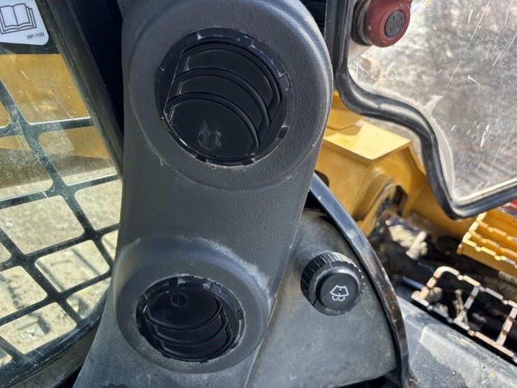 2021-caterpillar-299d3-image-32