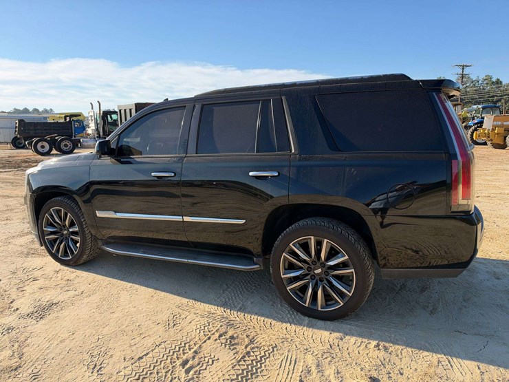 2015-cadillac-escalade-image-2