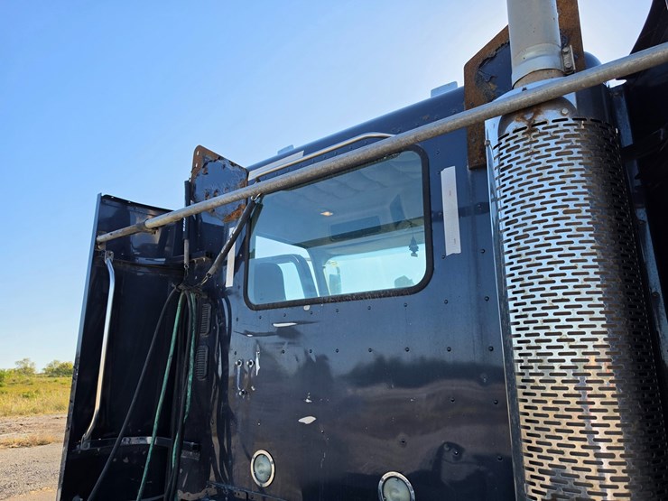 2016-freightliner-columbia-120-image-74