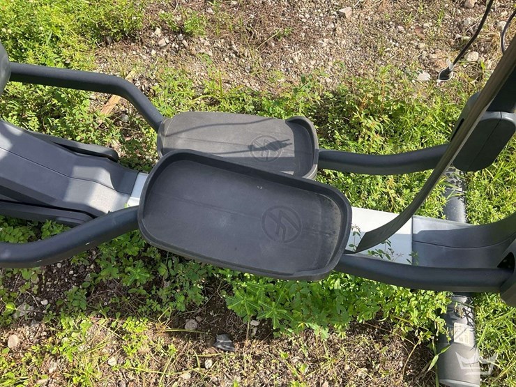 life-fitness-95x-elevation-series-elliptical-cross-trainer-image-6