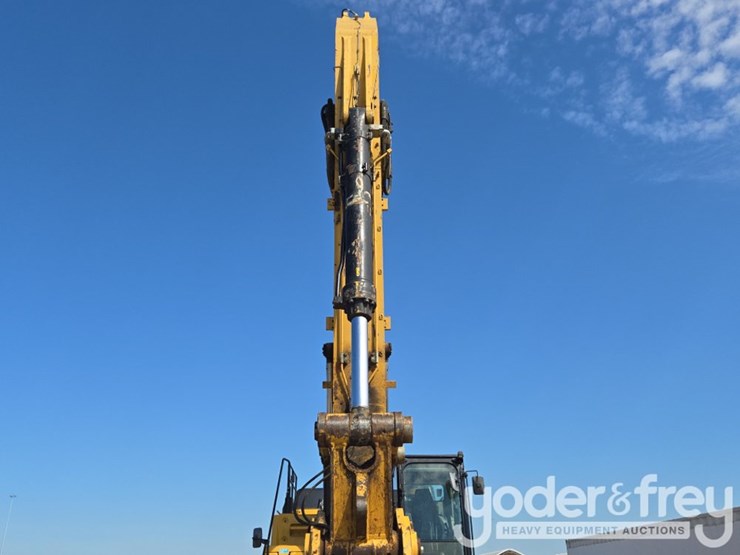 2019-caterpillar-352-image-32