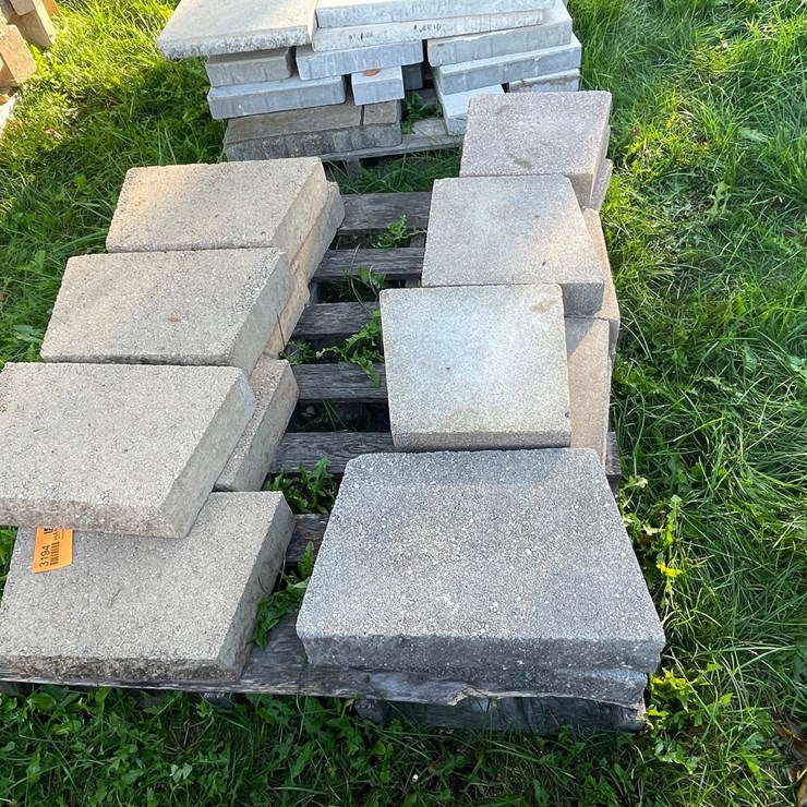 #3194 • Pallet of Concrete Landscaping Pavers