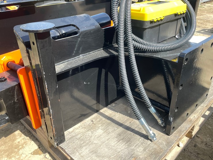 #2014-•-wolverine-skid-steer-post-driver-attachment-image-16