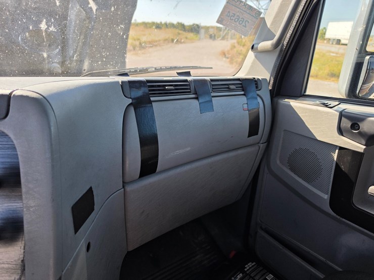 2016-freightliner-columbia-120-image-52