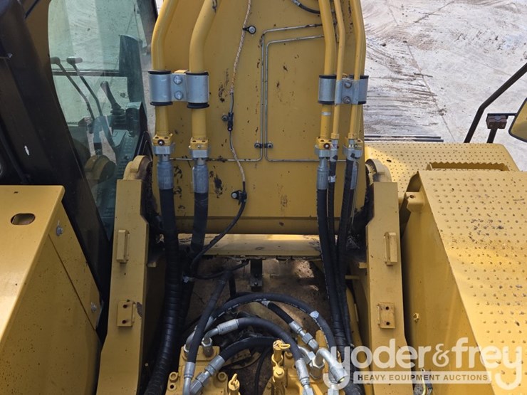 2019-caterpillar-352-image-59