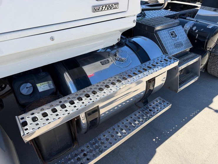 #1726-•-2019-western-star-day-cab-truck-tractor-image-13