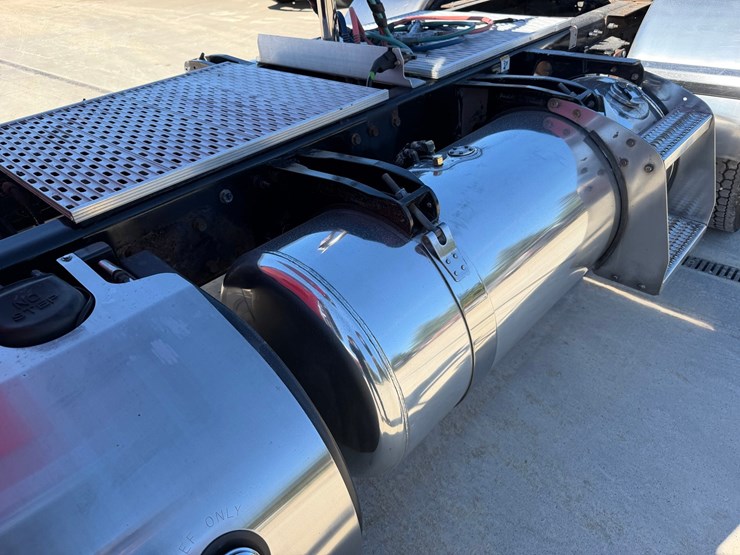 2020-peterbilt-389-image-17
