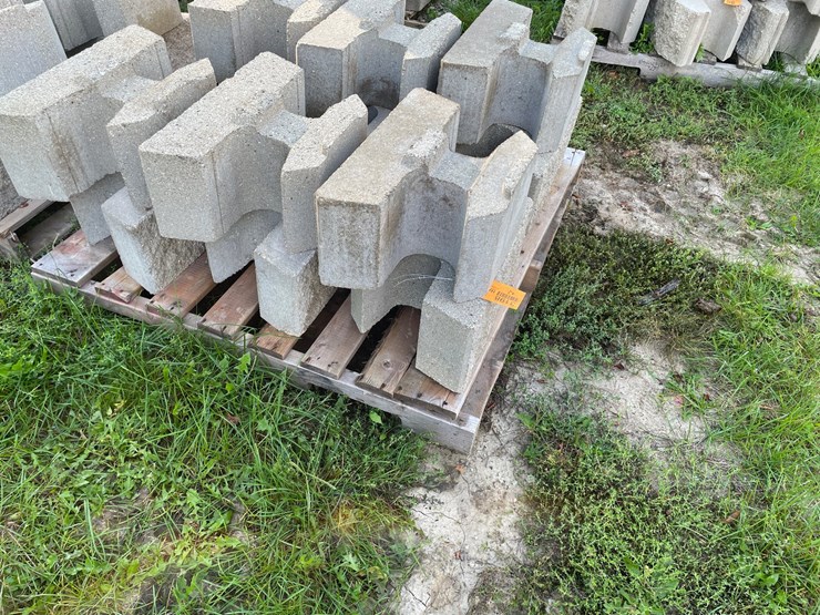 #3198-•-(2)-pallets-of-interlocking-concrete-retaining-wall-blocks-image-3