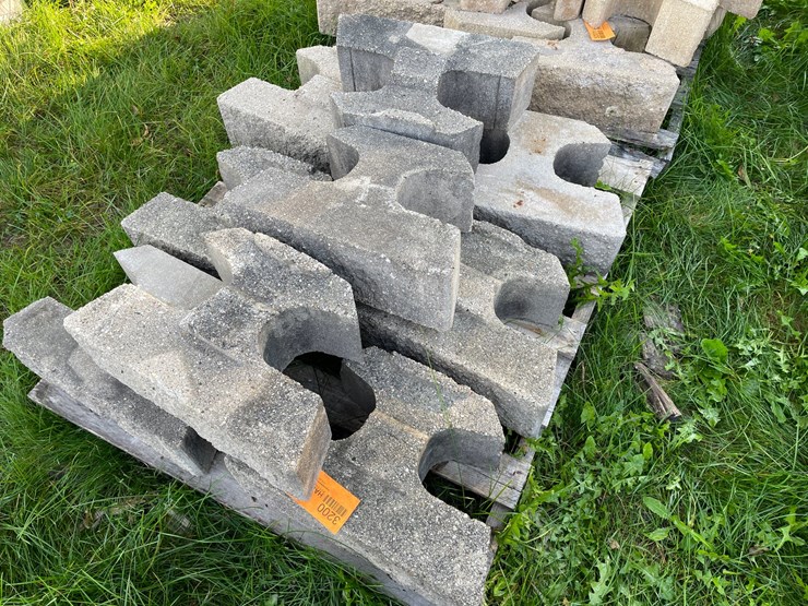 #3200-•-pallet-of-interlocking-concrete-retaining-wall-blocks-image-2