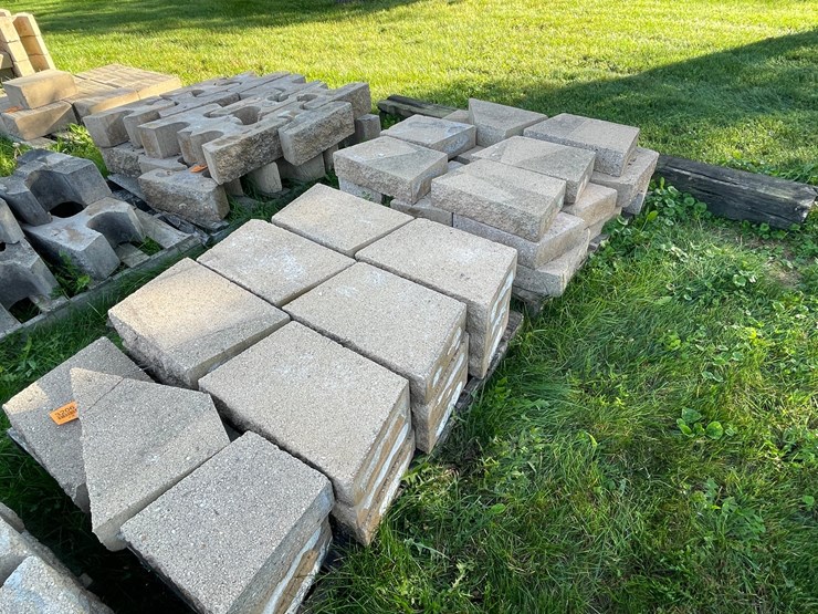#3206-•-(2)-pallet-of-concrete-pavers-image-1