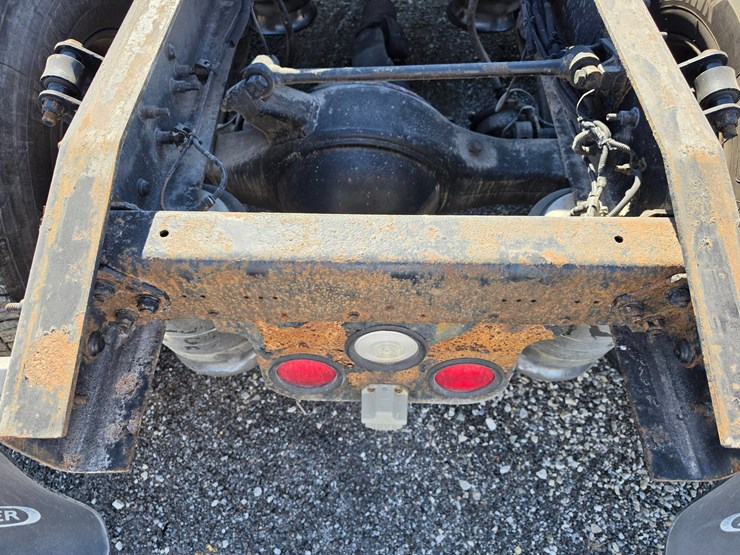 2016-freightliner-columbia-120-image-84