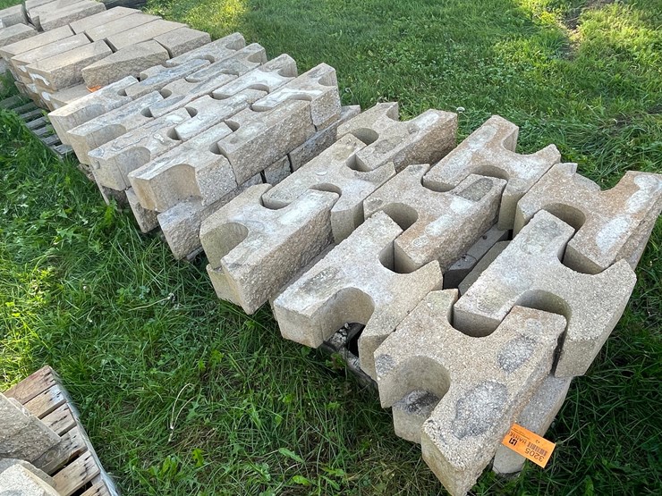 #3205-•-(2)-pallets-of-interlocking-concrete-retaining-wall-blocks-image-3