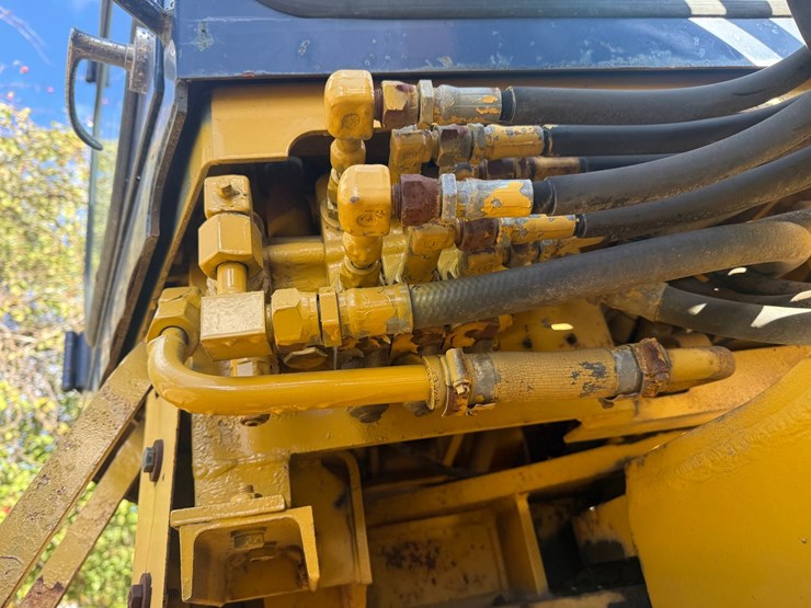 #3534-•-komatsu-gd305a-motor-grader-image-46