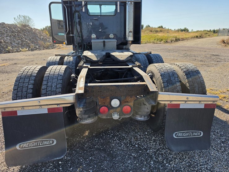 2016-freightliner-columbia-120-image-71