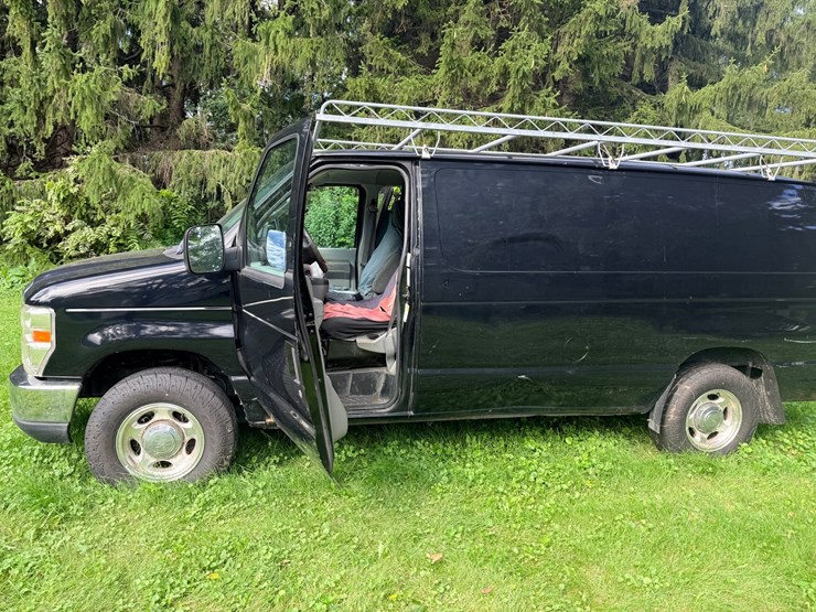 2013-ford-cargo-image-35