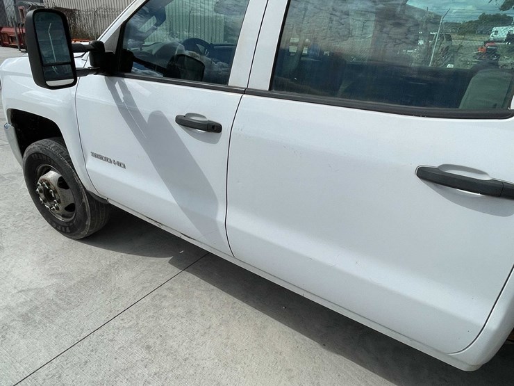 2018-chevrolet-3500-image-17