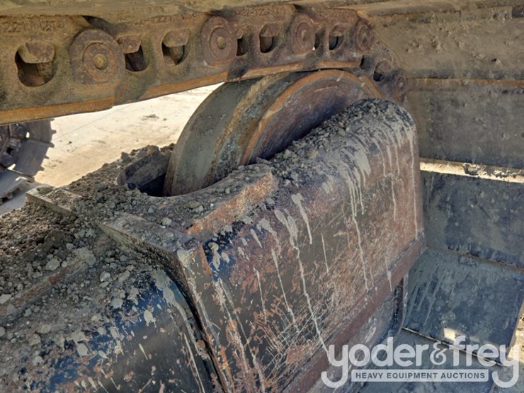 2019-caterpillar-352-image-21