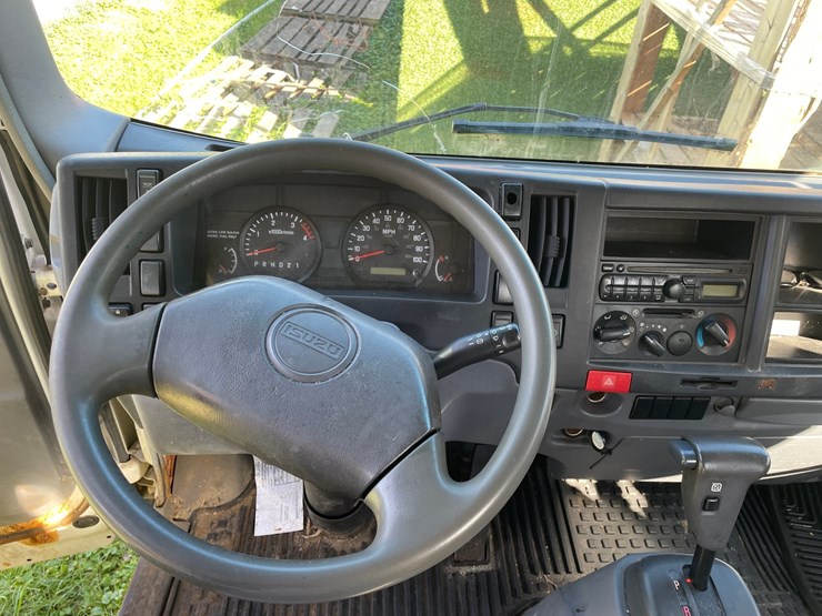 isuzu-nqr-image-30