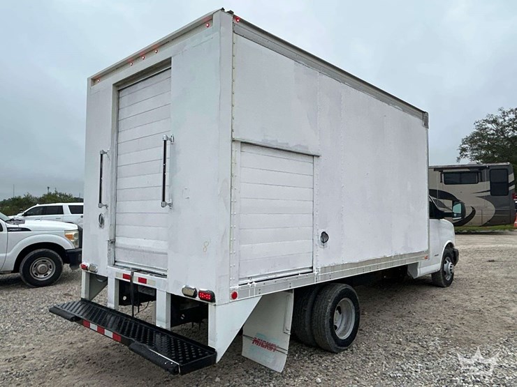2015-chevrolet-express-4500-image-3