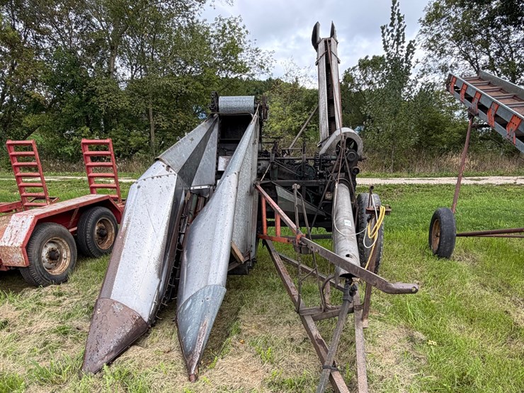 #4011-•-new-idea-corn-picker-image-1