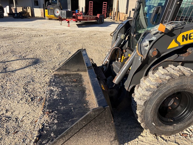 2019-new-holland-l220-image-6