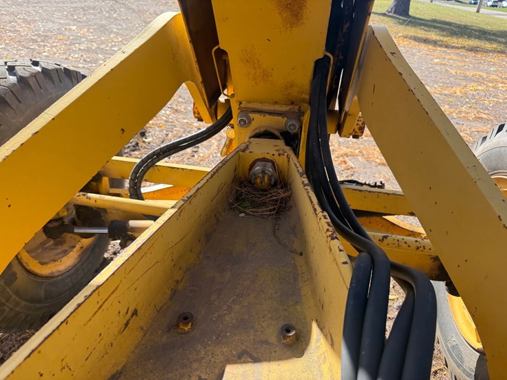 #3534-•-komatsu-gd305a-motor-grader-image-19
