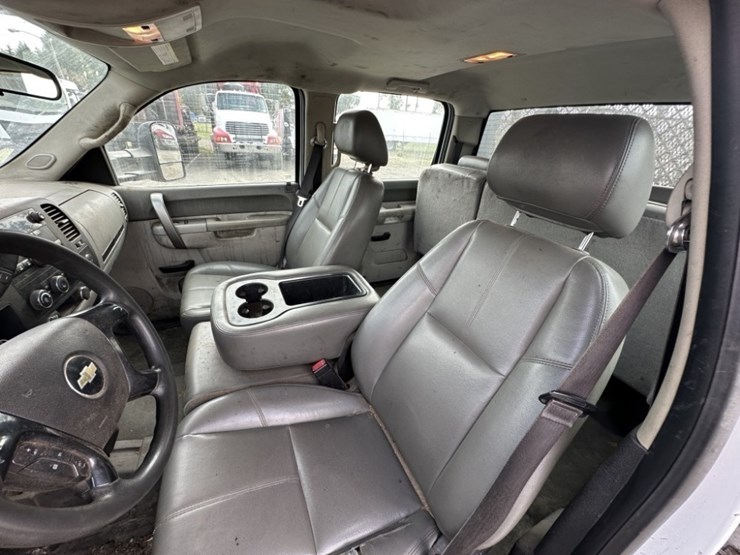 2013-chevrolet-silverado-3500-image-24